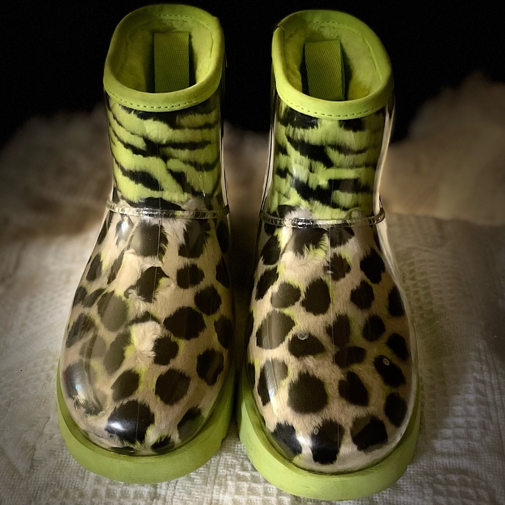 UGG Classic Clear Mini Animalia Big Kids Size 6